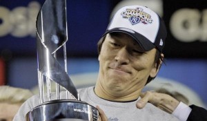 Hideki-Matsui-holds-championship-trophy